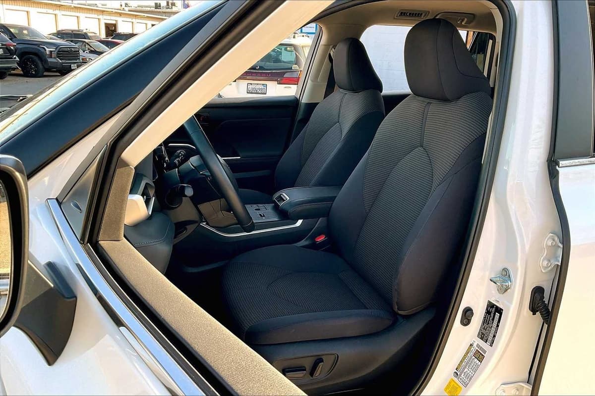 2023 Toyota Highlander - Image 7