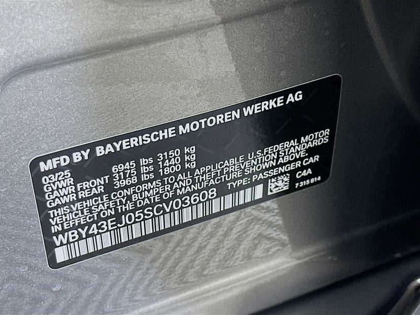 2025 BMW i7 - Image 24