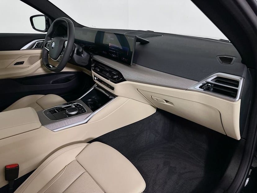 2025 BMW 4 Series - Image 30