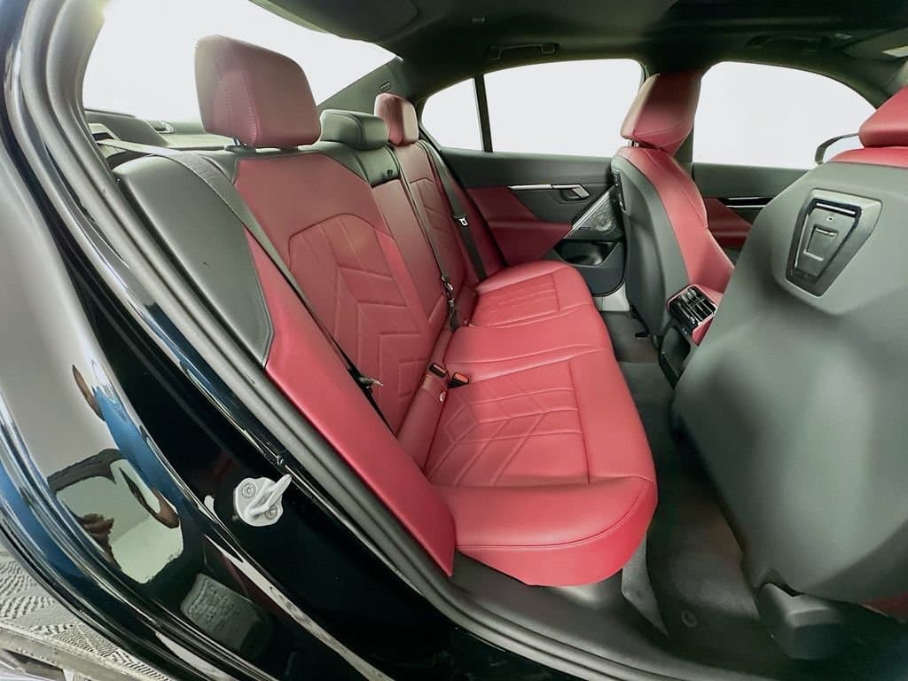 2025 BMW 5 Series - Image 28