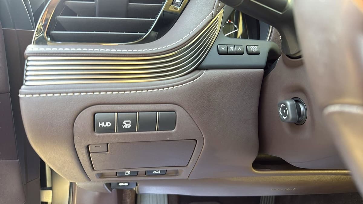 2018 Lexus LS - Image 18