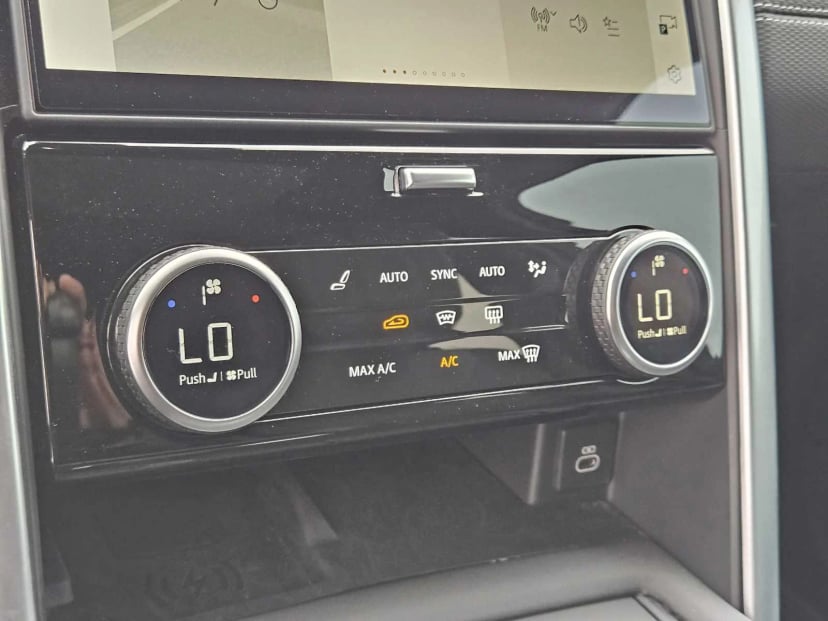 2025 Land Rover Discovery - Image 16