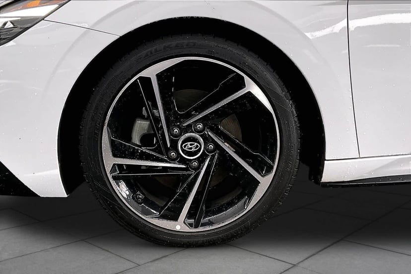 2022 Hyundai Elantra - Image 11