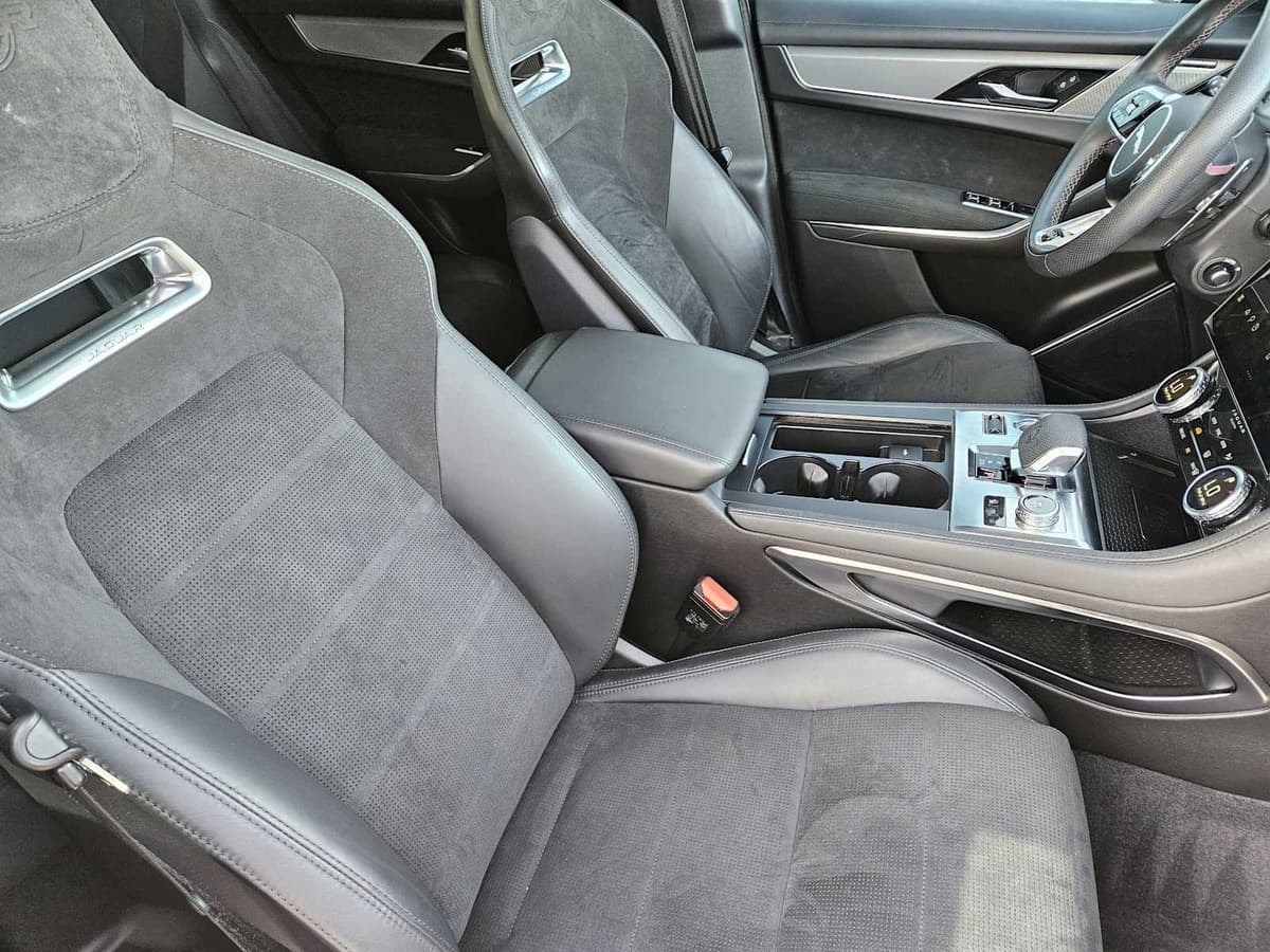 2023 Jaguar F-PACE - Image 11