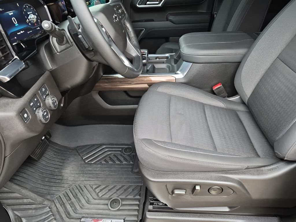 2025 Chevrolet Silverado 1500 - Image 32