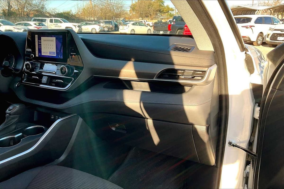 2023 Toyota Highlander - Image 17
