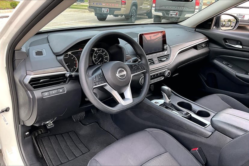 2025 Nissan Altima - Image 18