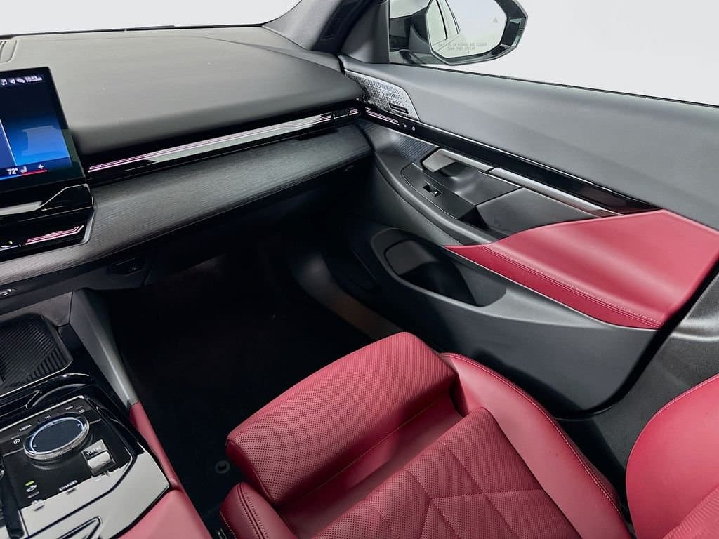 2025 BMW 5 Series - Image 24