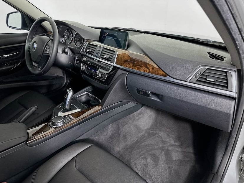 2016 BMW 3 Series - Image 29
