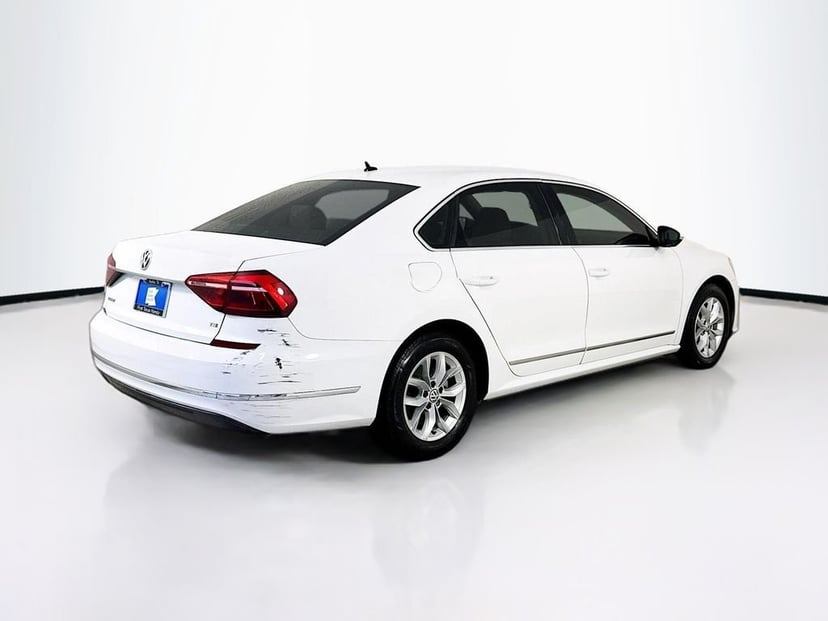 2017 Volkswagen Passat - Image 7