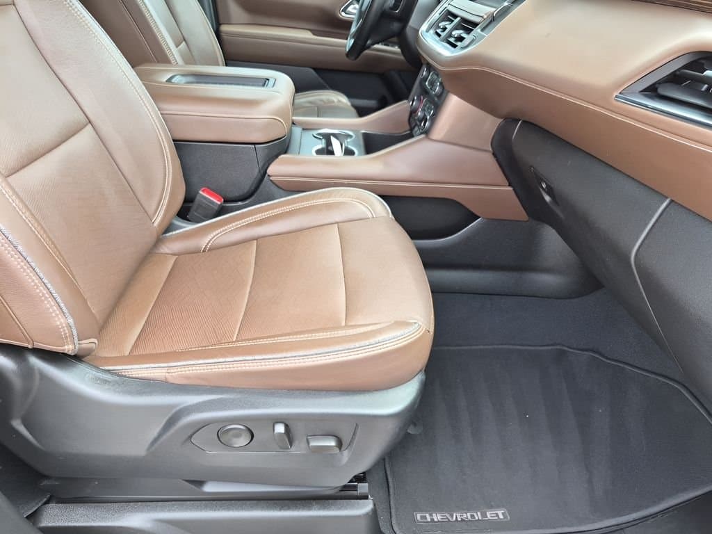 2023 Chevrolet Suburban - Image 16