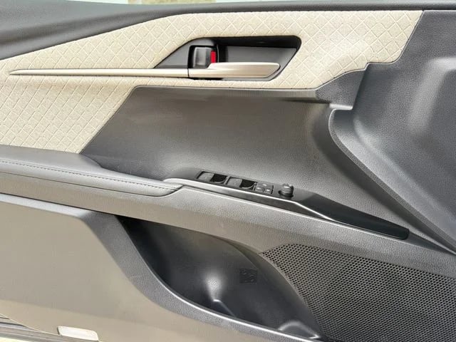 2025 Toyota Camry - Image 21