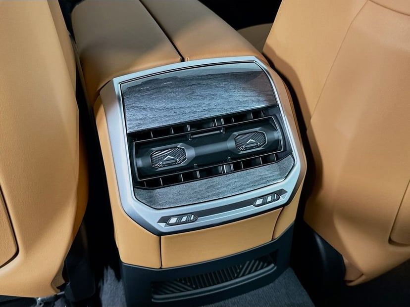 2025 BMW 7 Series - Image 18