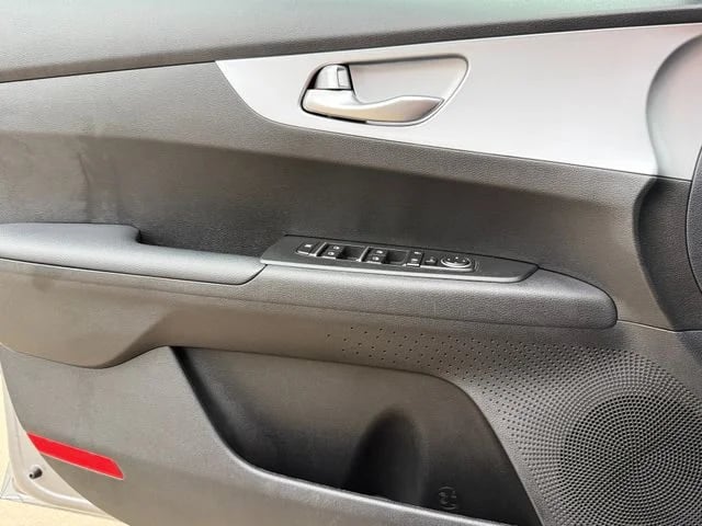 2023 Kia Forte - Image 22