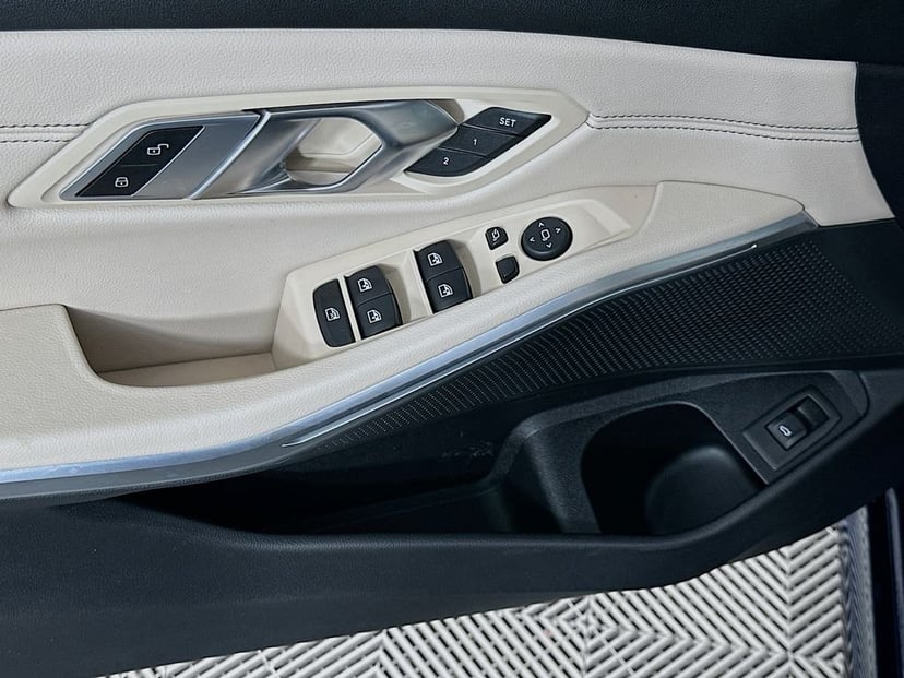 2023 BMW 3 Series - Image 18