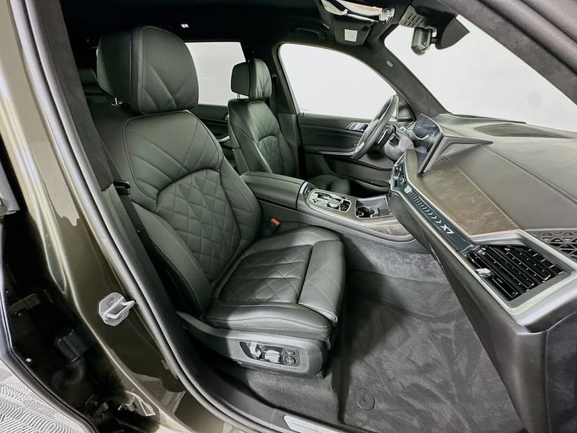 2025 BMW X7 - Image 30