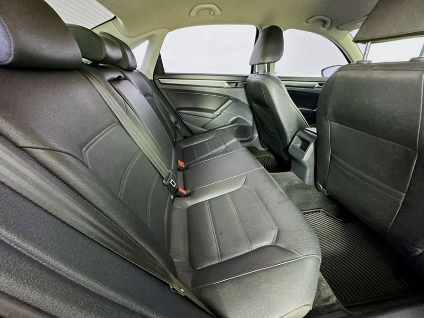 2017 Volkswagen Passat - Image 32