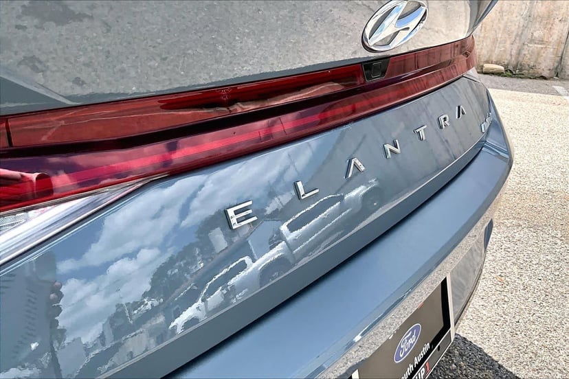 2022 Hyundai Elantra - Image 10