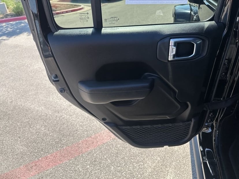 2022 Jeep Gladiator - Image 17