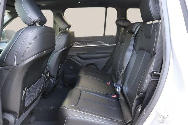 2025 Jeep Grand Cherokee - Image 13