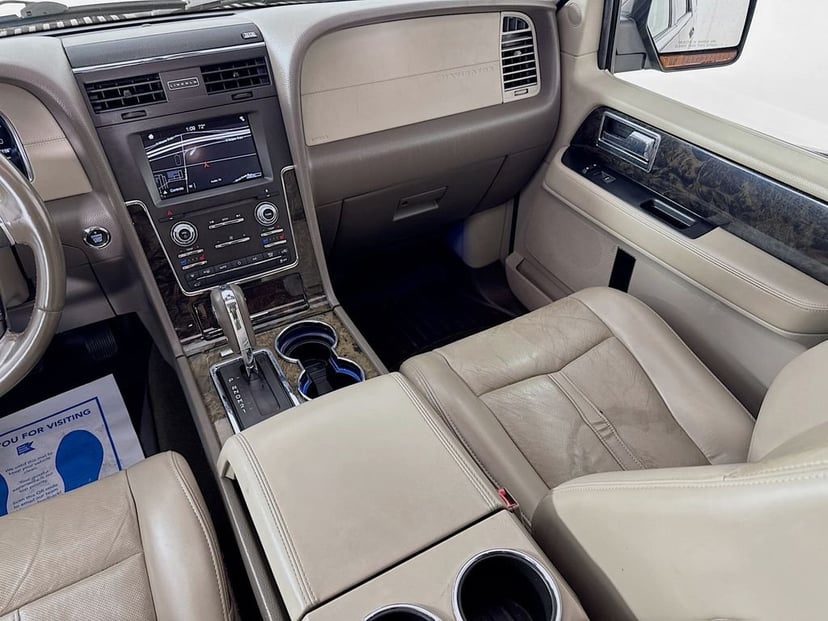 2017 Lincoln Navigator - Image 30
