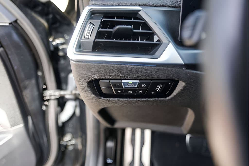 2023 BMW 3 Series - Image 15