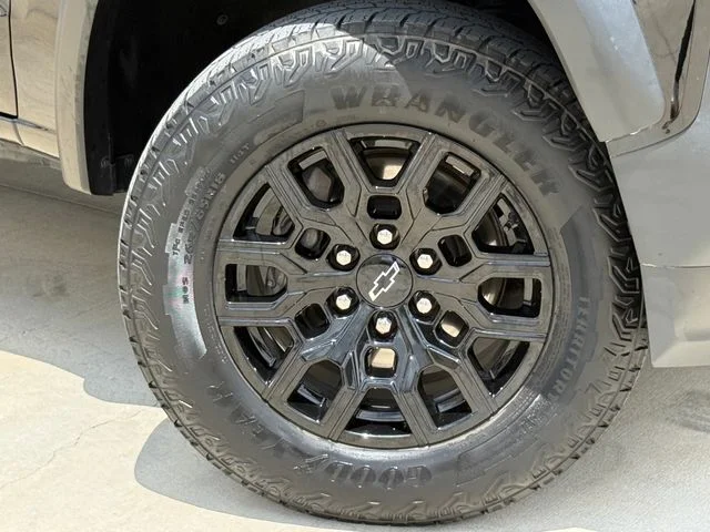 2024 Chevrolet Colorado - Image 2