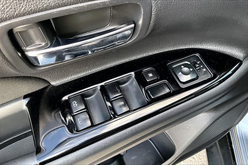2017 Mitsubishi Outlander - Image 34
