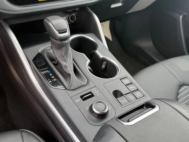 2025 Toyota Highlander - Image 19