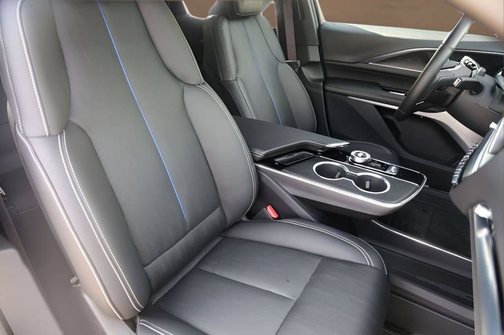 2025 Cadillac LYRIQ - Image 29