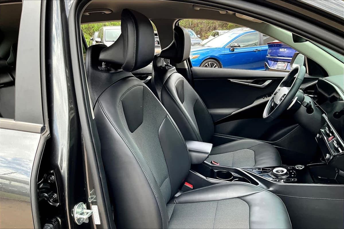 2023 Kia Niro Plug-In Hybrid - Image 9