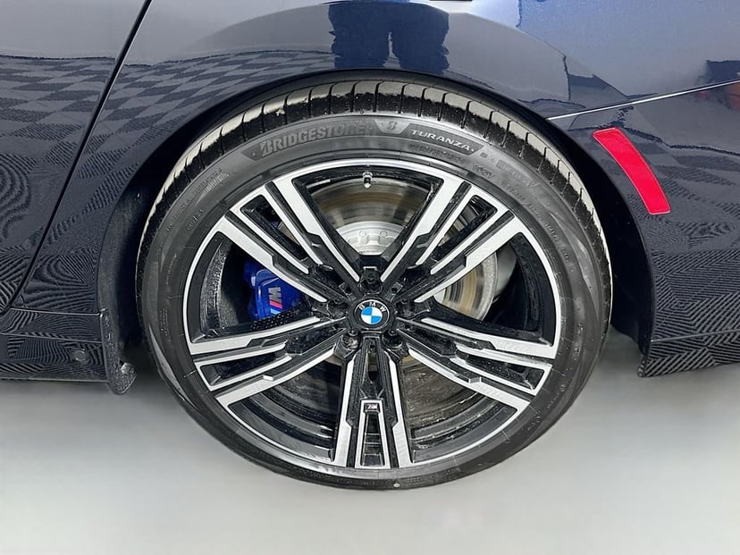 2025 BMW i7 - Image 23