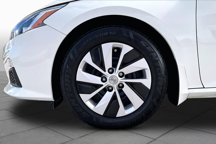 2020 Nissan Altima - Image 11
