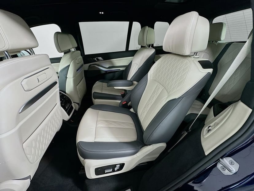 2025 BMW X7 - Image 25