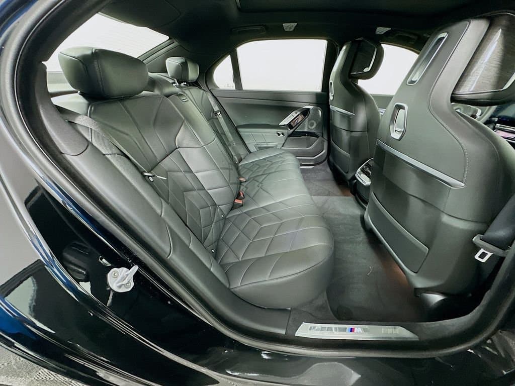 2025 BMW 7 Series - Image 27