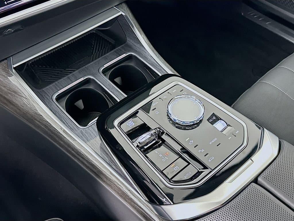 2025 BMW 7 Series - Image 17
