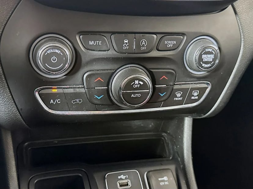 2019 Jeep Cherokee - Image 13