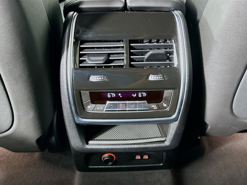 2025 BMW X7 - Image 26