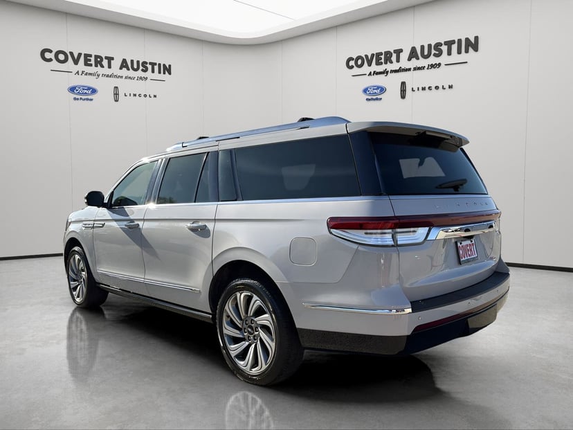 2023 Lincoln Navigator L - Image 3