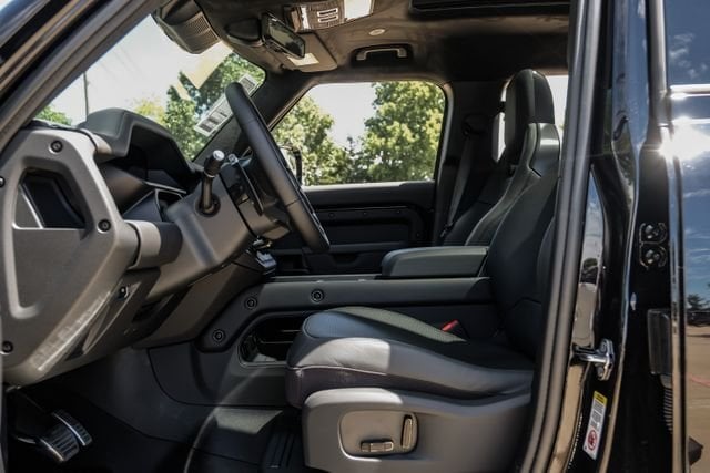 2026 Land Rover Defender 110 - Image 2
