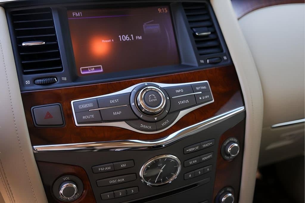 2017 INFINITI QX80 - Image 19