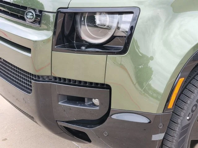 2026 Land Rover Defender 110 - Image 5