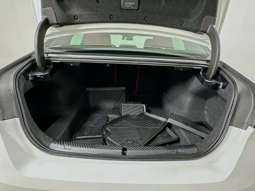 2025 BMW 5 Series - Image 27