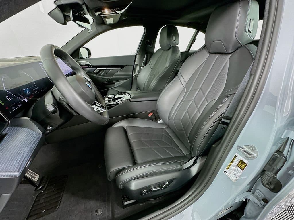 2025 BMW 5 Series - Image 21