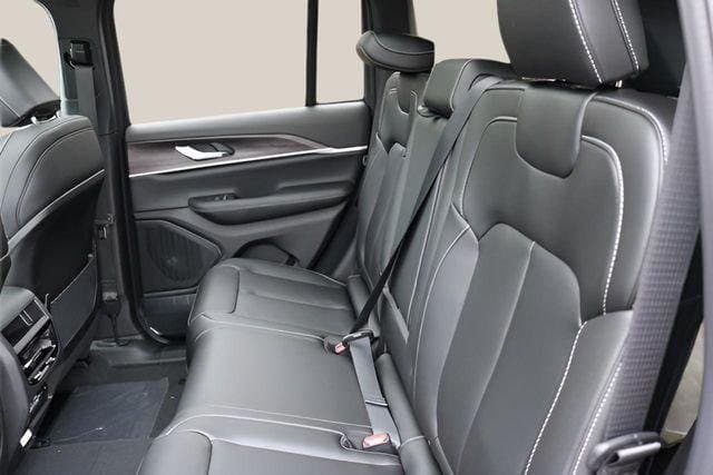 2025 Jeep Grand Cherokee - Image 16