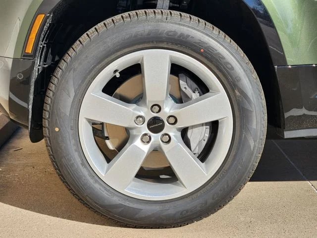 2026 Land Rover Defender 130 - Image 7