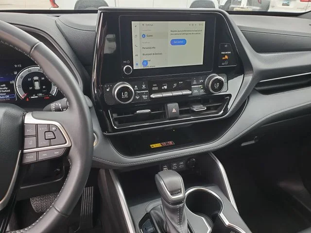 2025 Toyota Highlander - Image 17