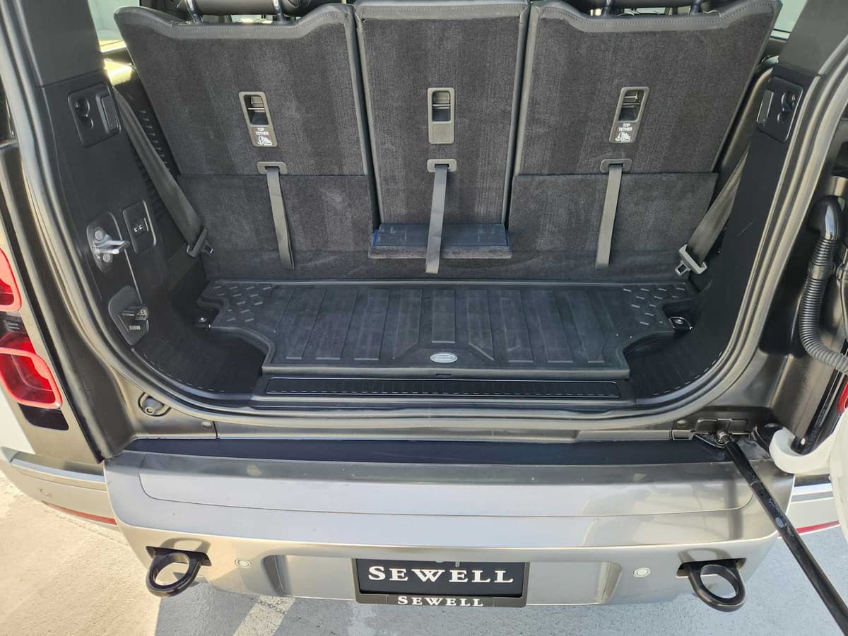 2023 Land Rover Defender - Image 31