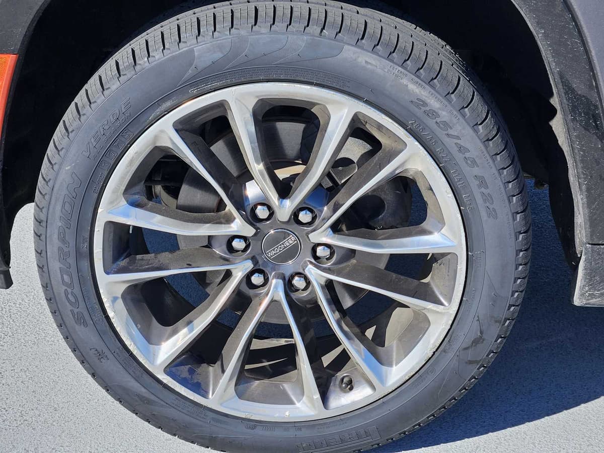 2023 Jeep Wagoneer L - Image 10