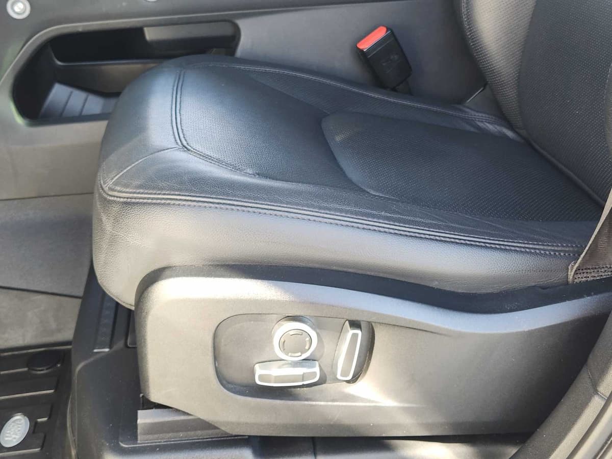 2023 Land Rover Defender - Image 22